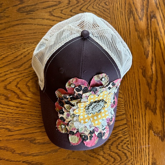 Brown and tan flower/rhinestone SnapBack trucker hat - Picture 5 of 6